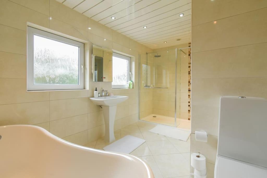 Luxurious & Tranquil Riverside Getaway Great Harwood Exterior foto